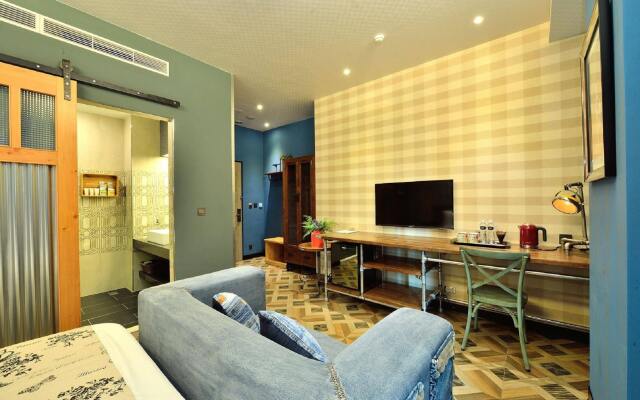 Joe's Apartment