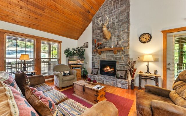 Whispering Woods Lodge - Sleeps 6 2 Bedroom Home by RedAwning