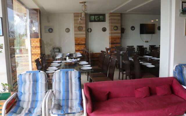 Zaryab Hotel & Restaurant