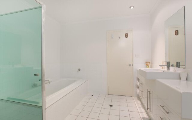 Deja Vu Palm Cove Private Heated Pool