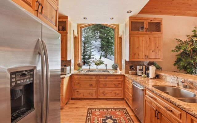 Wulf's Lodge at Olympic Valley Unwind in Hot Tub!