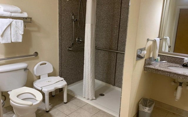 Quality Inn & Suites Pensacola Bayview