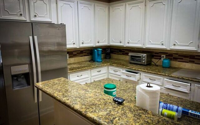 4Bdrm 3.5Bath 8Beds - Pool House