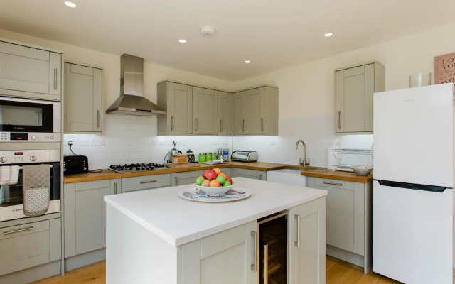 4 bed detached house - Freshwater