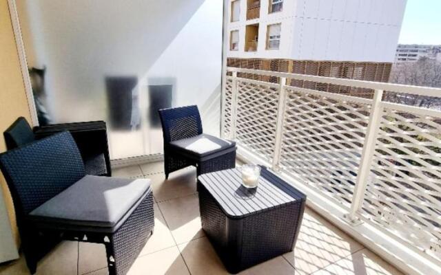 Nice 40m With Wifi Balcon Near The City