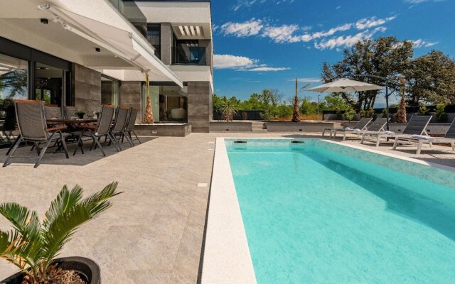 Ren-lux With Heated Pool - H