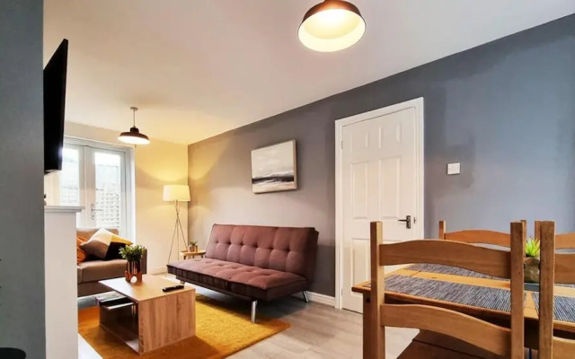 Modern 3-bed House Garden With Parking