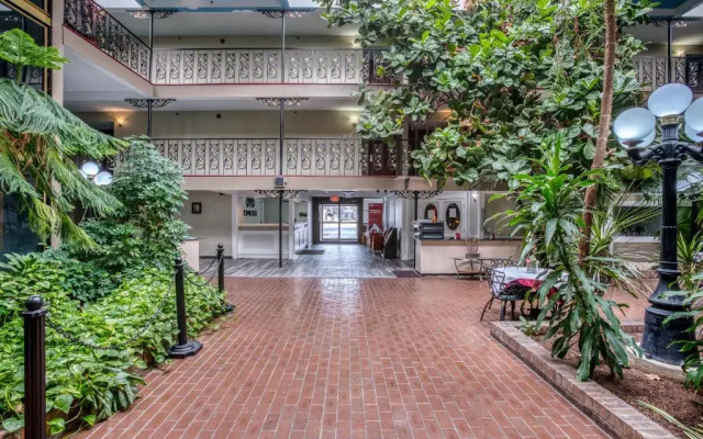 OYO Townhouse Tulsa Woodland Hills