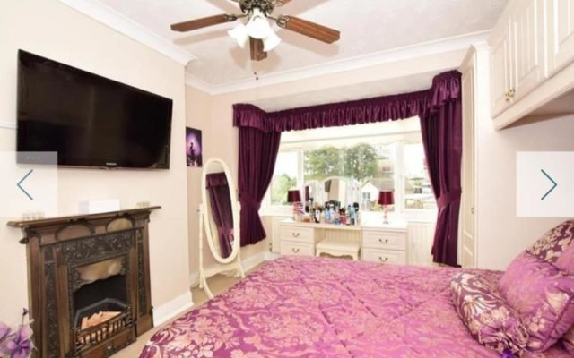 Beautiful Double Bedroom, Cosy and Spacious, Feel Like Your Home