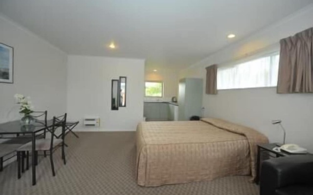 Tudor Lodge Motel