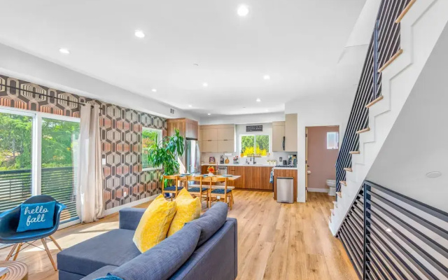 Stylish Sherman Oaks Townhouse W/ 3 Master Suites
