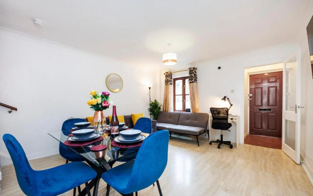 Lovely 2 Bd Hse with Parking near Excel