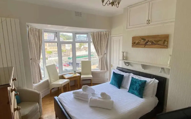 4 Bed-central Location-sleeps 8-marina Sea View-pets-parking