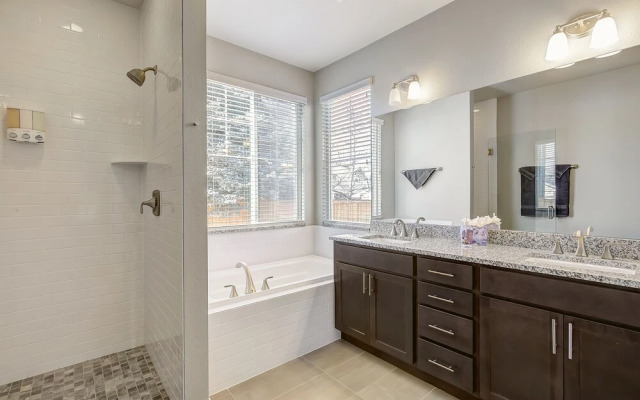 Beautiful New Denver Home! Sleeps 12!