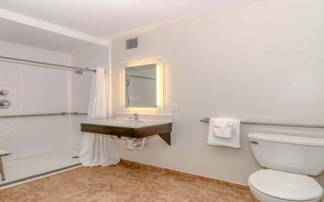Holiday Inn Resort Oceanfront at Surfside Beach by IHG