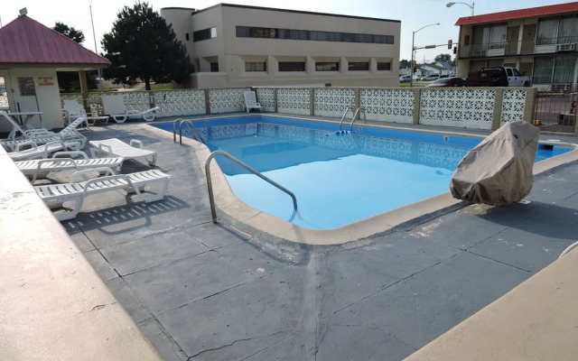 Budget Host Hutchinson