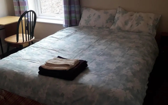 Grand 4-bed Quasi Semi House in Manchester
