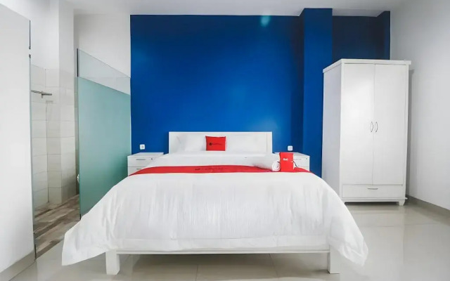 RedDoorz Plus near Living Plaza Jababeka