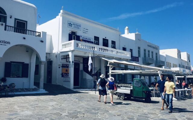 Mykonos Old Harbor Suite