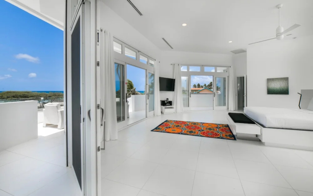 Ocean Front 7-bedroom 7-bath Sunset Views Malmok!