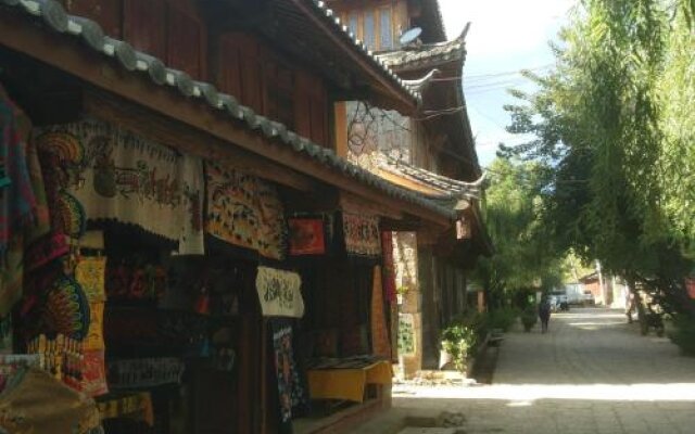 Lijiang Qinglu Courtyard Hotel