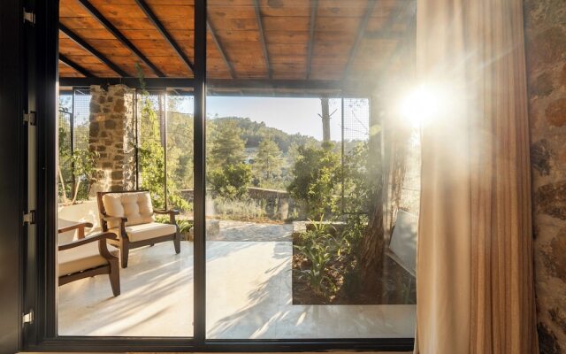 Izz Getaway – Adults Only