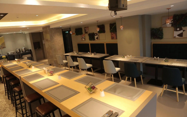 Homeinn Selected Hotel (Zhumadian High-speed Railway West Station)