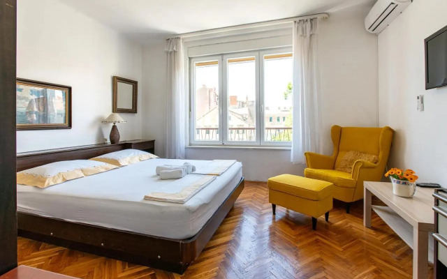 Zoe Apartment