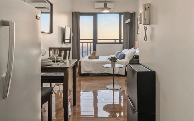 Room-sleek Studio With City Views on the