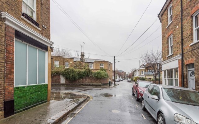 Classic Hammersmith Home by Ravenscourt Park