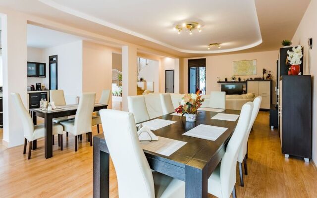 Flora Luxury House