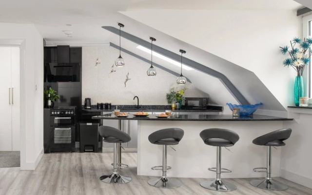 Sandybanks Loft - Penthouse Seaview Apartment on Promenade, Torquay