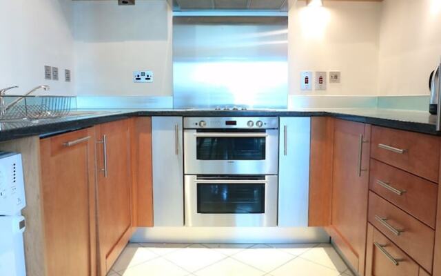 Breathtaking Modern Flat on the Dockside, Sleeps 6