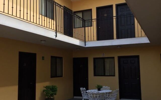 Hotel Flores Hills