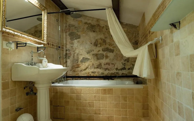 Fleur de Lys Fayence