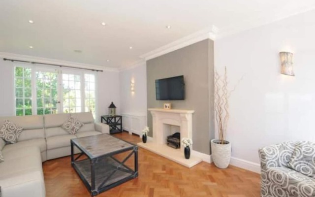 Captivating 5-bed House in Woking