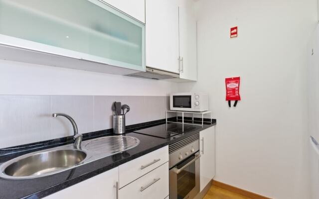 Spacious 1 Bed Apt w/Balcony, Sleeps 3