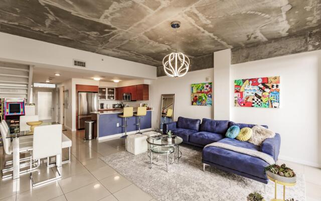 Hang Ten- Large Townhome, lux amenities, parking