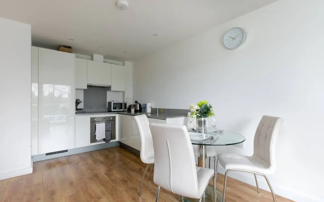 Skyvillion 1bed Enfield Flat W Balcony & Parking
