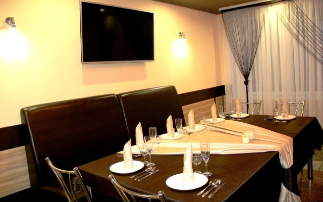 Oasis Hotel - Hostel
