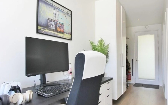 New Downtown Apartment With Free Parking