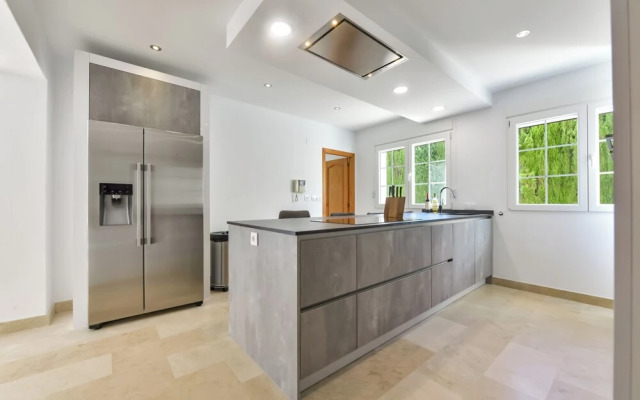 4bed Villa Sleeps 8- Pool, Garden, Bbq, Near Beach