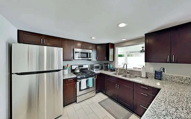 Luxe Retreat - Backyard Oasis