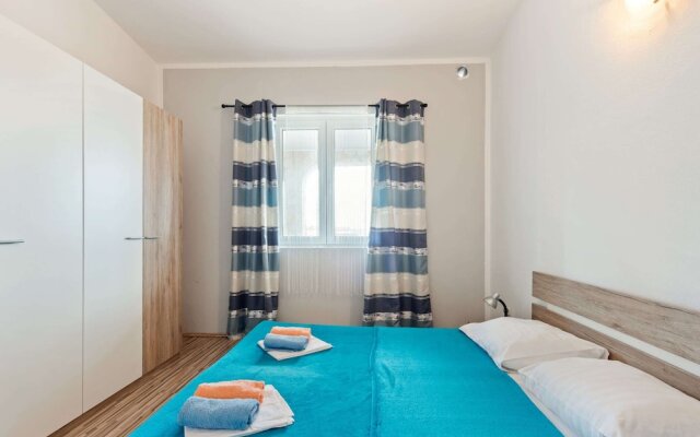 Snug Apartment in Vir near Sea