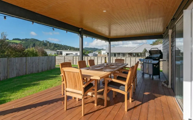 Sundaze Escape - Cooks Beach Holiday Home