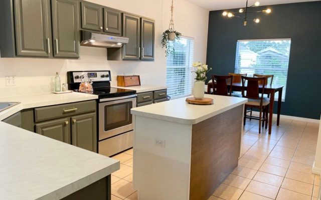 The Shire, Davenport, US