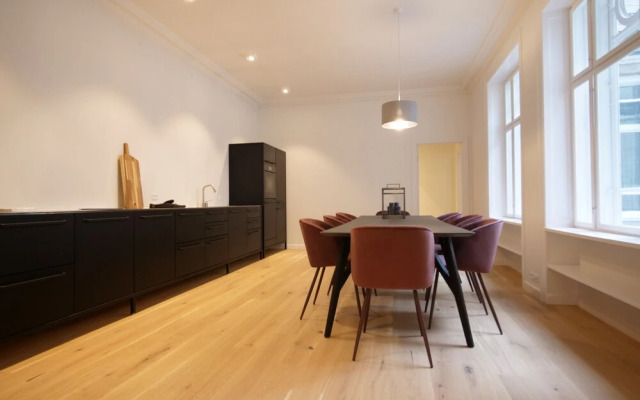 Sanders King - Smart 4-bdr Apt in City Center
