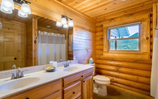 Armstrong Luxury Log Vacation  At Windcliff 4 Bedroom Home by RedAwning