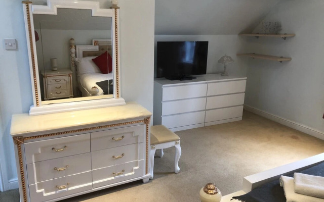 Beautiful 4-bed House in Telford