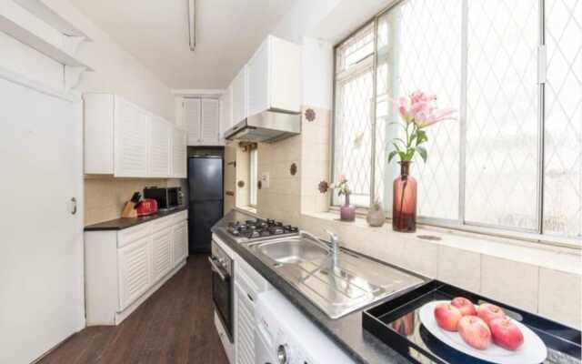 3 Bedroom House in Hampstead Village Sleeps 6